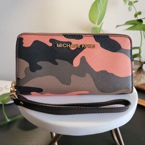 Michael Kors Jet Set Camouflage Large Flat Phone Case Wristlet - Peach/Green